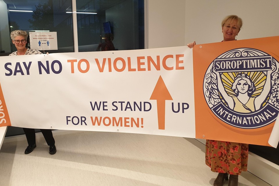 De Soroptimisten Eeklo-Meetjesland vragen de komende weken aandacht voor geweld tegen vrouwen 