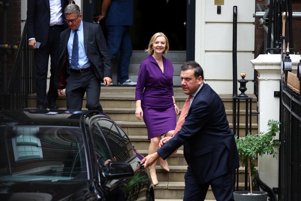 Liz Truss verlaat glimlachend het Conservatieve hoofdkwartier. Vandaag legt ze de eed af en wordt ze officieel de nieuwe premier. 
