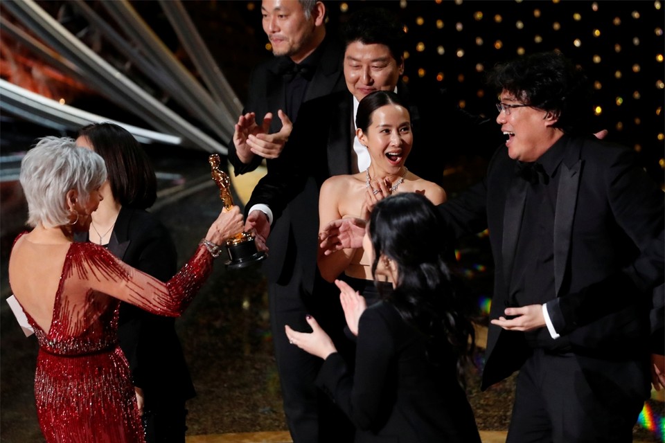 Jane Fonda overhandigt de Oscar voor Beste Film aan Zuid-Koreaans regisseur Bong Joon Ho. 