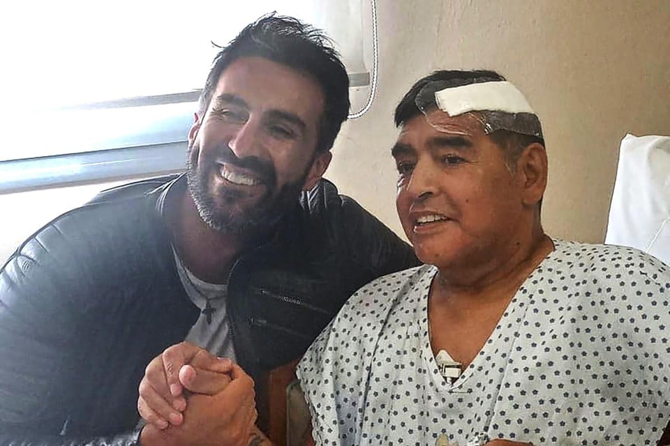 Maradona met zijn dokter Leopoldo Luque (archiefbeeld). 
