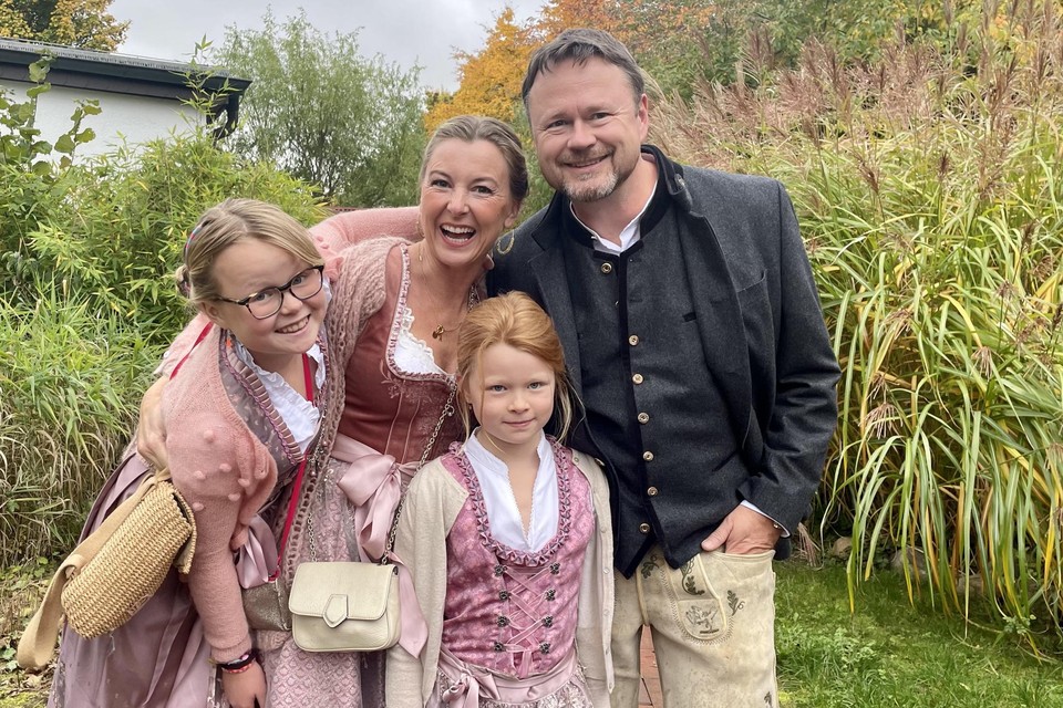 Annelies en haar gezin in Dirndl en Lederhosen. “Niet typisch voor Kassel, maar iedereen heeft hier een traditionele outfit voor het Oktoberfest in de kast hangen.” 
