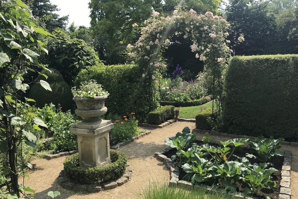 De tuin van de familie Vandecruys werd door de eigenaars zelf ingericht met een uitgebreide collectie b(l)oeiende vaste planten, rozen en de uitbundig klimmende clematissen.  