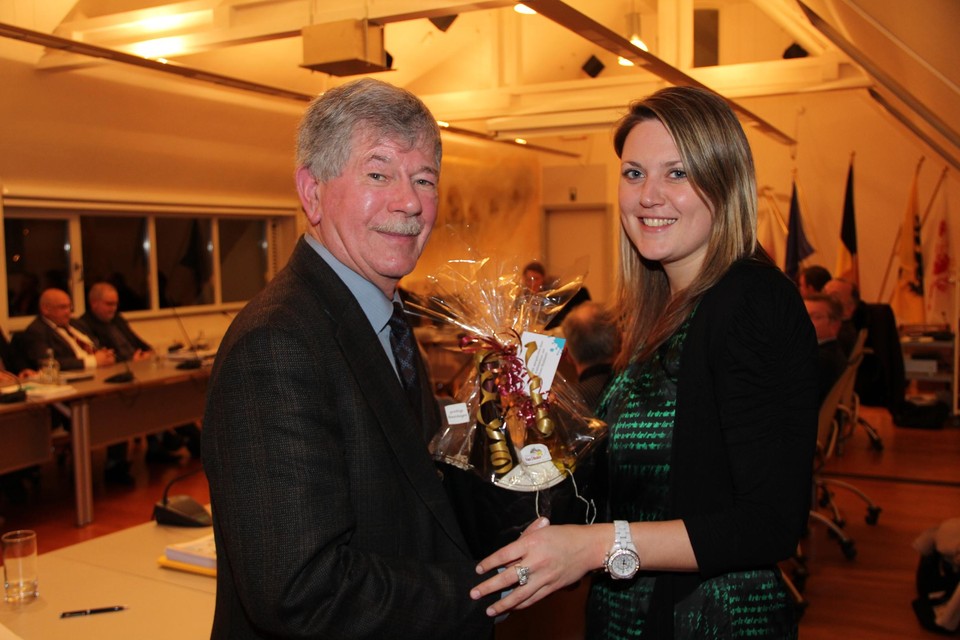 Nic Van de Beek bij zijn afscheid uit de politiek in 2012. Hij krijgt bloemen van huidig burgemeester Sofie Vandeweerd. 