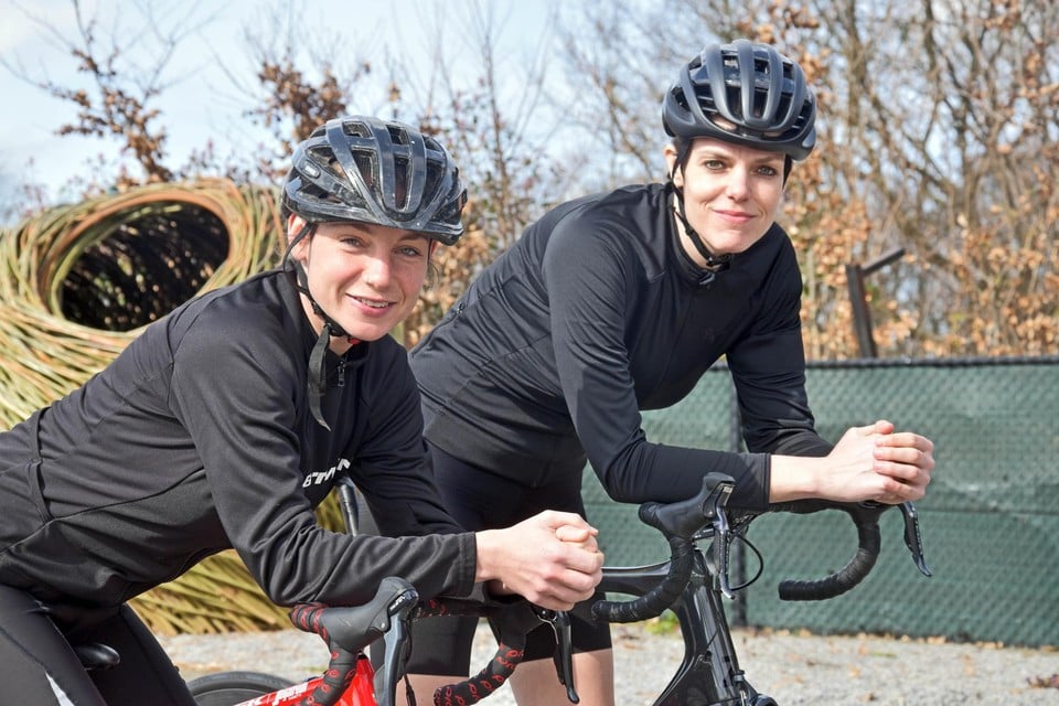 De twee Lommelse vriendinnen Jasmien Hillen (32) en Valerie Creemers (38) gaan 1.900 km fietsen rond Nederland.  