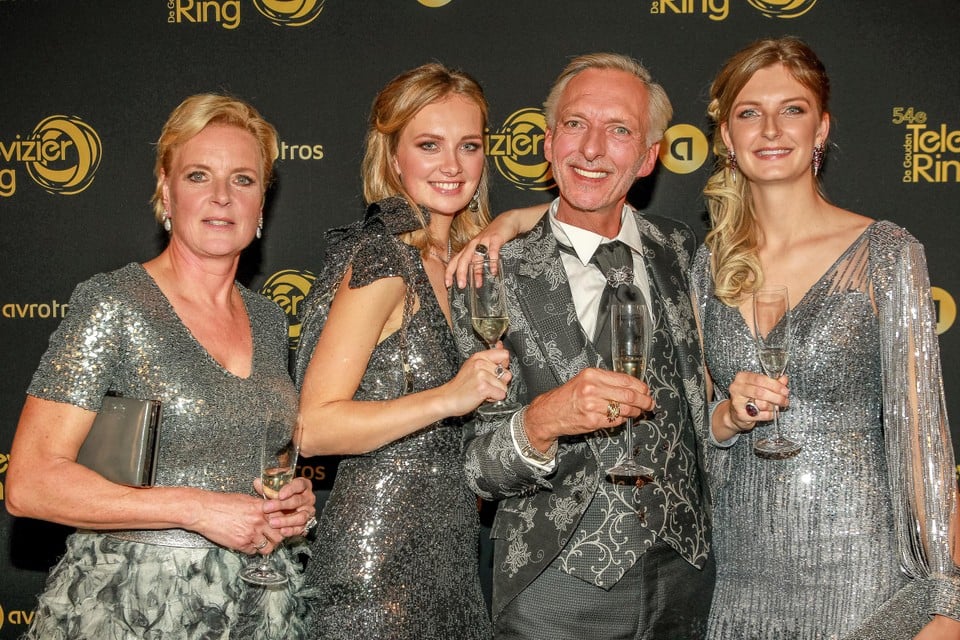 De familie op de uitreiking van de Televizierring in 2019, toen ze de prestigieuze prijs won.
