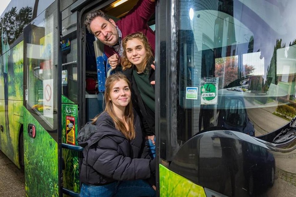 Margaux Cannaerts (onderaan), haar zus Charlotte en papa Florent van het bedrijf Autobussen Cannaerts. Het bedrijf laat nu twee Turkse chauffeurs naar België komen.