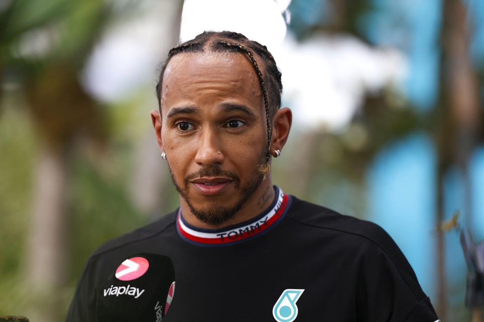 Lewis Hamilton met zijn neuspiercing: “Ze gaat niet uit.” 