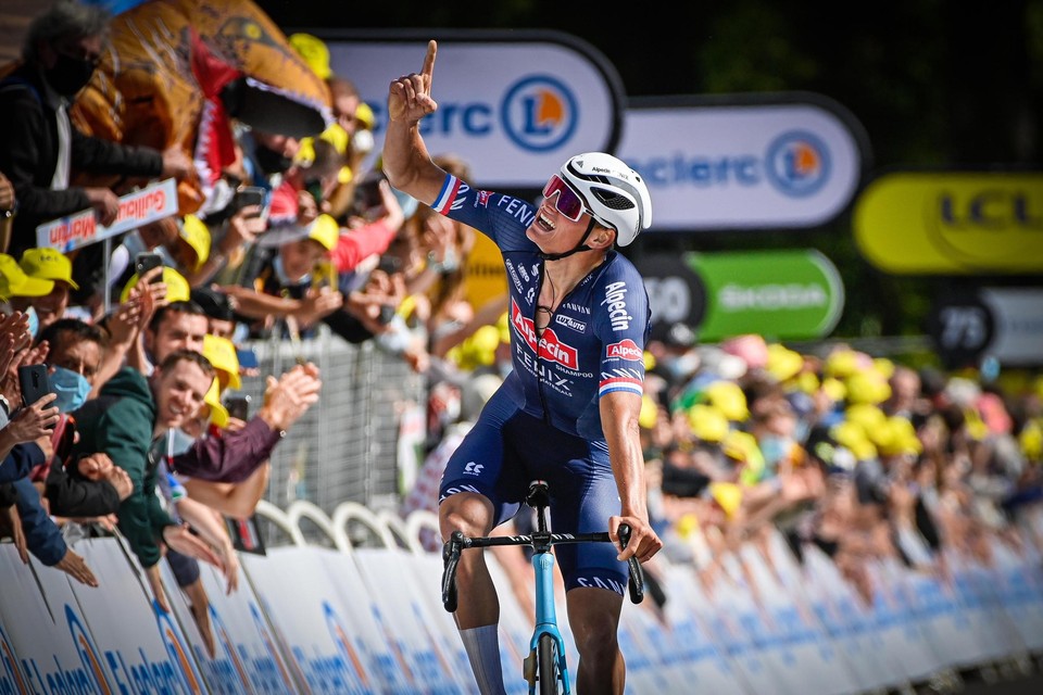 Mathieu van der Poel won de tweede etappe in de Tour de France. 