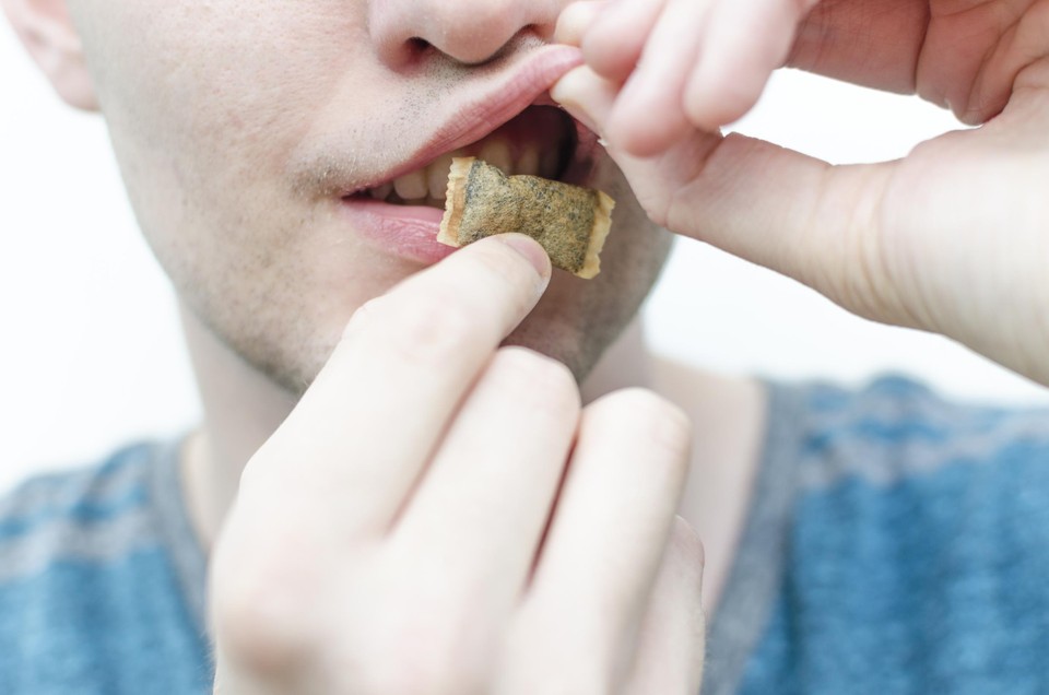 Een zakje snus lijkt op een nicotinezakje, met dit verschil dat het ook tabak bevat.  Gebruikers steken het zakje onder de bovenlip en de nicotine kan zo via het tandvlees worden opgenomen.