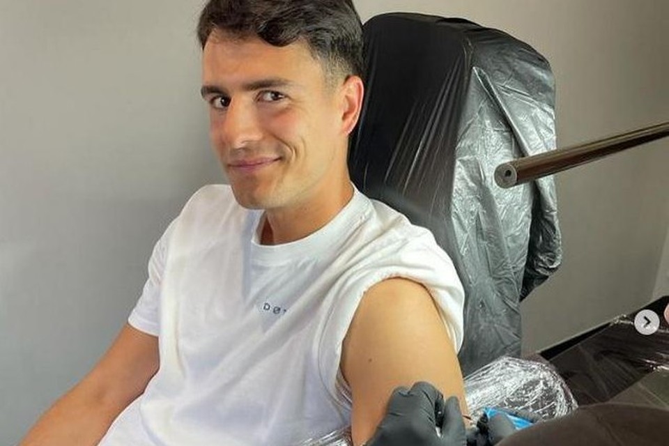 Vooruit-voorzitter Conner Rousseau liet maandag een tattoo op zijn linkerarm zetten als eerbetoon aan zijn overleden vriend Wouter. 