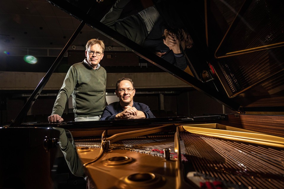 Pianist Stefan Meylaers (rechts) heeft zijn leven te danken aan professor Jeroen Mebis. 