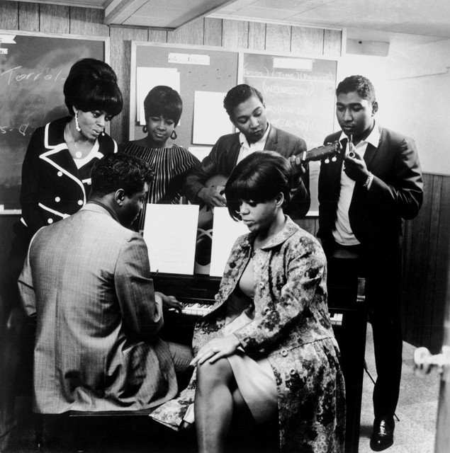 Lamont Dozier in de sixties aan de piano in de studio met The Supremes (links bovenaan Diana Ross) en de broers Holland. 