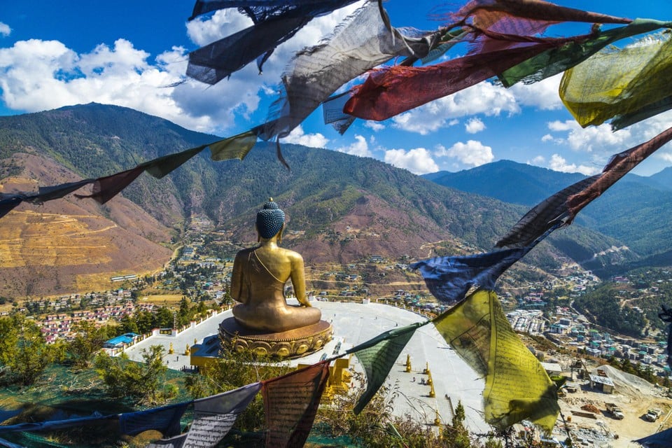 Wie deze  boeddha in de bergen van Bhutan  wil bezoeken, moet er wat geld voor overhebben. 