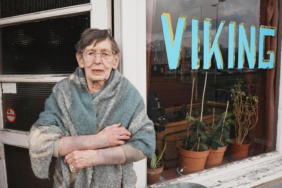 Lisbeth Waldack (87) in het deurgat van haar Viking op Port Arthurlaan aan de Muide dat ze al 58 jaar uitbaat.