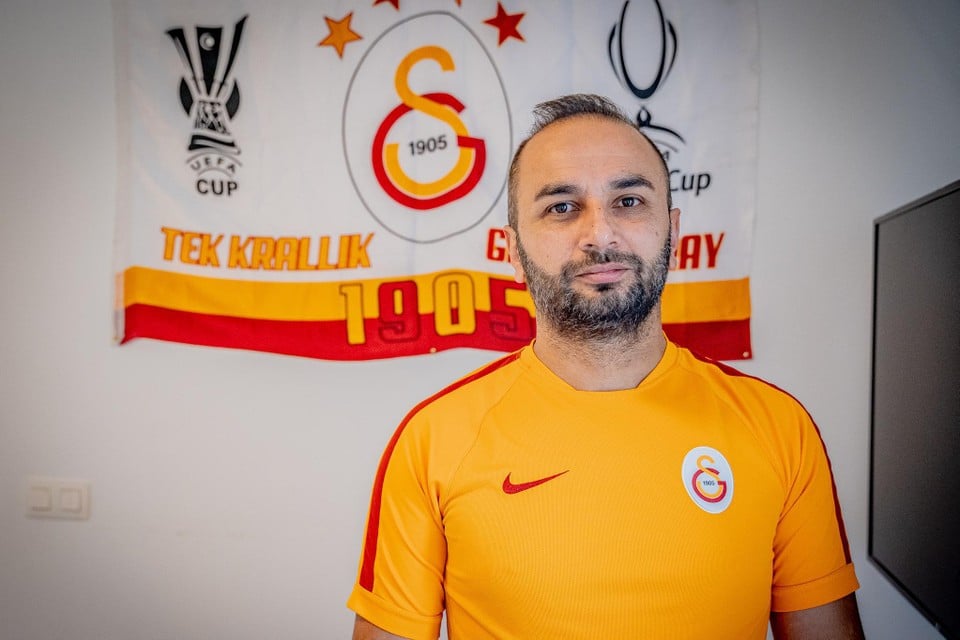 Galatasarayfan Yasin Kartal uit Heusden-Zolder. “We zijn blij met Dries Mertens, maar de vraag is of hij ons trots zal maken?”  