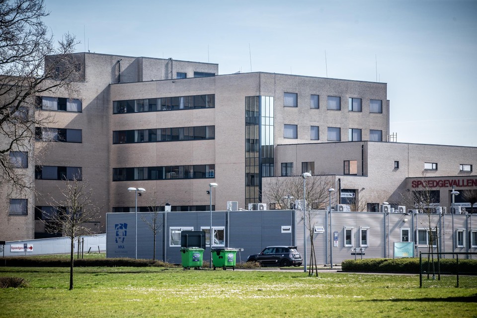 Op de afdeling geriatrie in Pelt zijn voorlopig vier patiënten besmet. “Woensdag volgt er een nieuwe testronde op geriatrie”, zegt directeur Hans Ramaekers. 