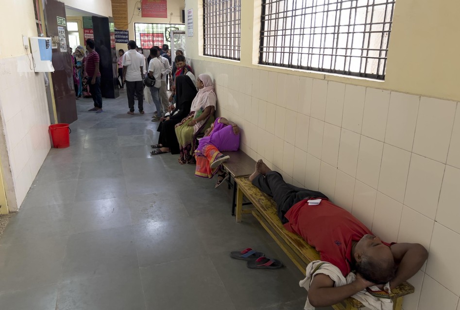 Mensen wachten in het ziekenhuis om een dokter te kunnen zien met hun klachten als gevolg van de aanhoudende hitte