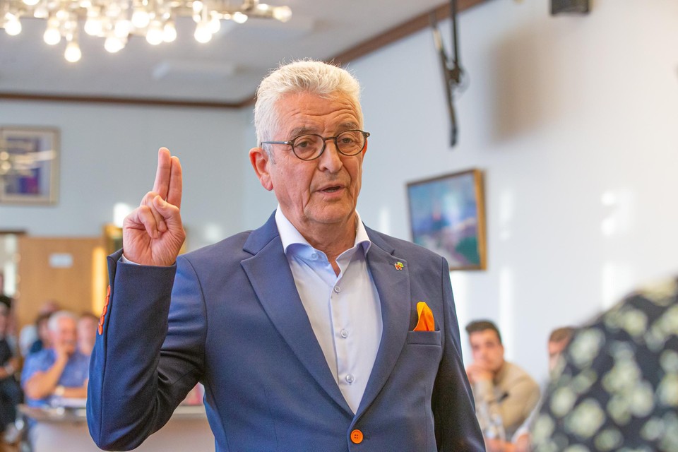 Theo Schuurmans legde alvast een voorlopige eed af als nieuwe burgemeester. Hij mag dat na bekrachtiging door de Vlaamse regering nog eens opnieuw doen.  