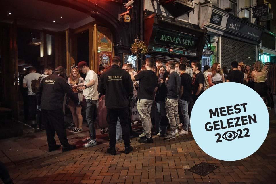Aan een populaire bar in Nottingham is door veiligheidschecks een lange rij ontstaan. De foto is genomen een week na de Facebookpost van Zara Owen.