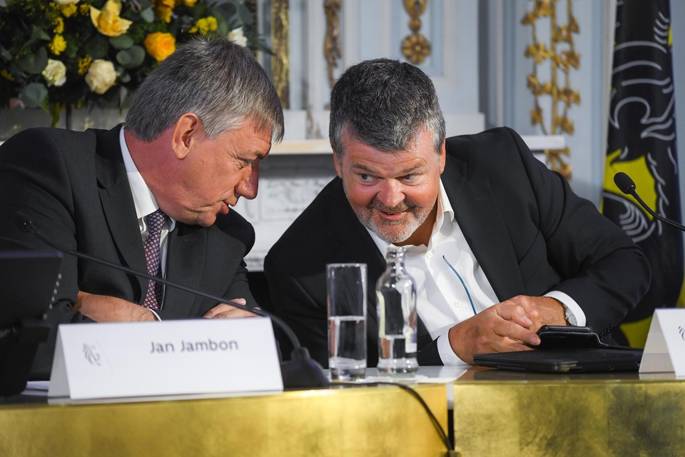 Vlaams minister-president Jan Jambon (N-VA) en minister van Binnenlands bestuur Bart Somers (Open Vld) in de zomer van vorig jaar.  