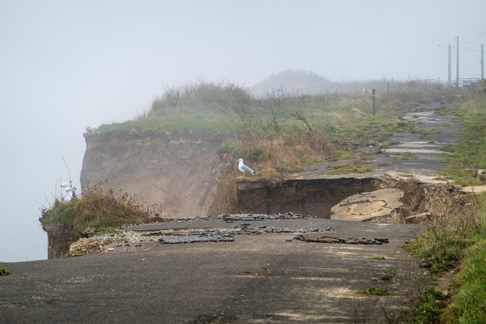 In Criel-sur-mer viel een stuk rots naar beneden. De weg brak in tweeën.