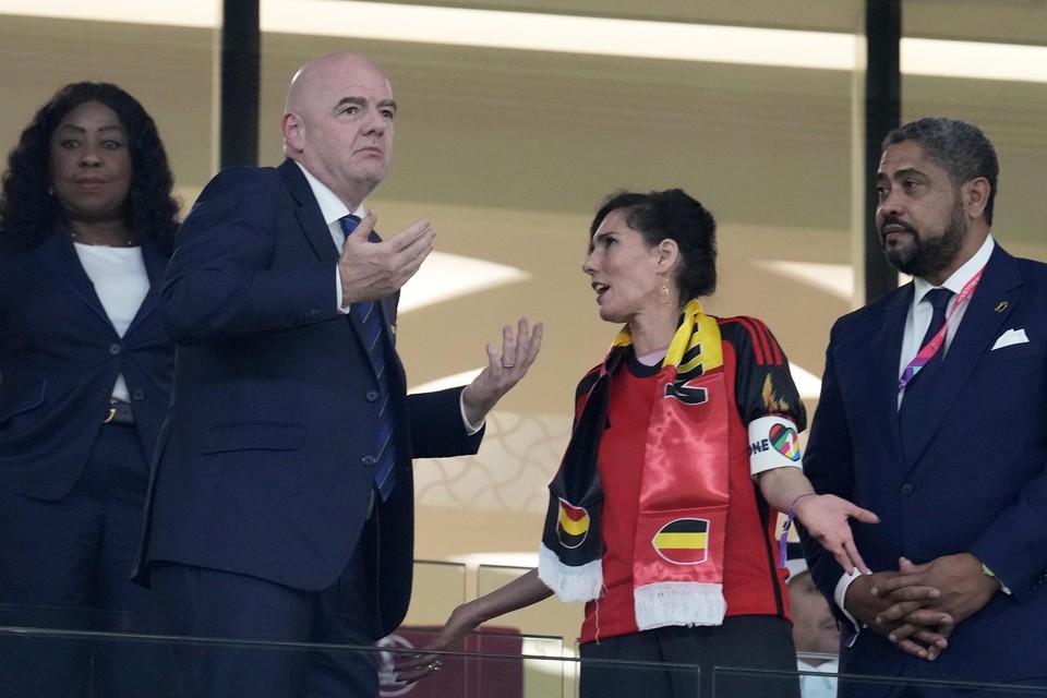 Minister Hadja Lahbib met de inmiddels ‘controversiële’ One Love-band om haar arm, in de tribune in gesprek of in discussie met FIFA-voorzitter Gianni Infantino. 