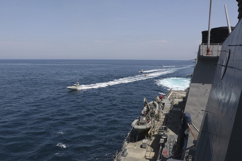 Op dit beeld, dat door de Amerikaanse marine is vrijgegeven, is te zien hoe de Iraanse boten dichtbij komen. 