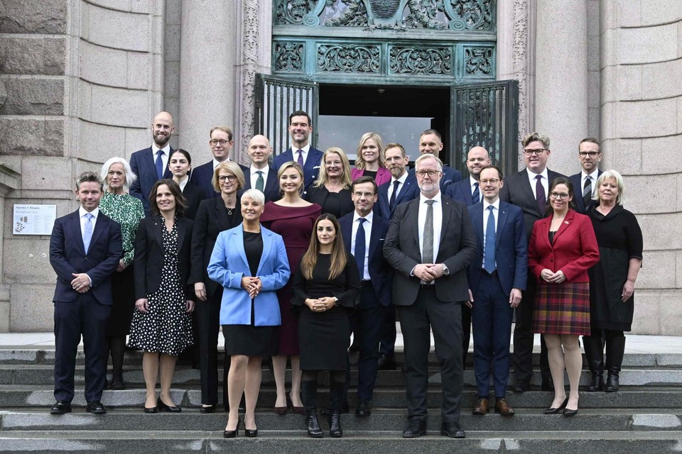De nieuwe Zweedse regering, met bovenaan als tweede van links Romina Pourmokhtari. 