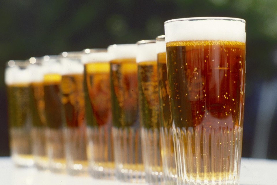 De Hoge Gezondheidsraad adviseert onder meer om de minimumleeftijd voor alcohol op te trekken naar 18 jaar.