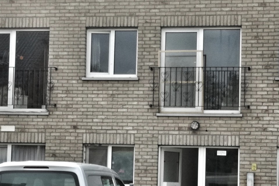 In dit gebouw in de Jeugdlaan in Overpelt heeft een 50-jarige bewoner zijn bovenvuur neergestoken. De verdachte is aangehouden. 