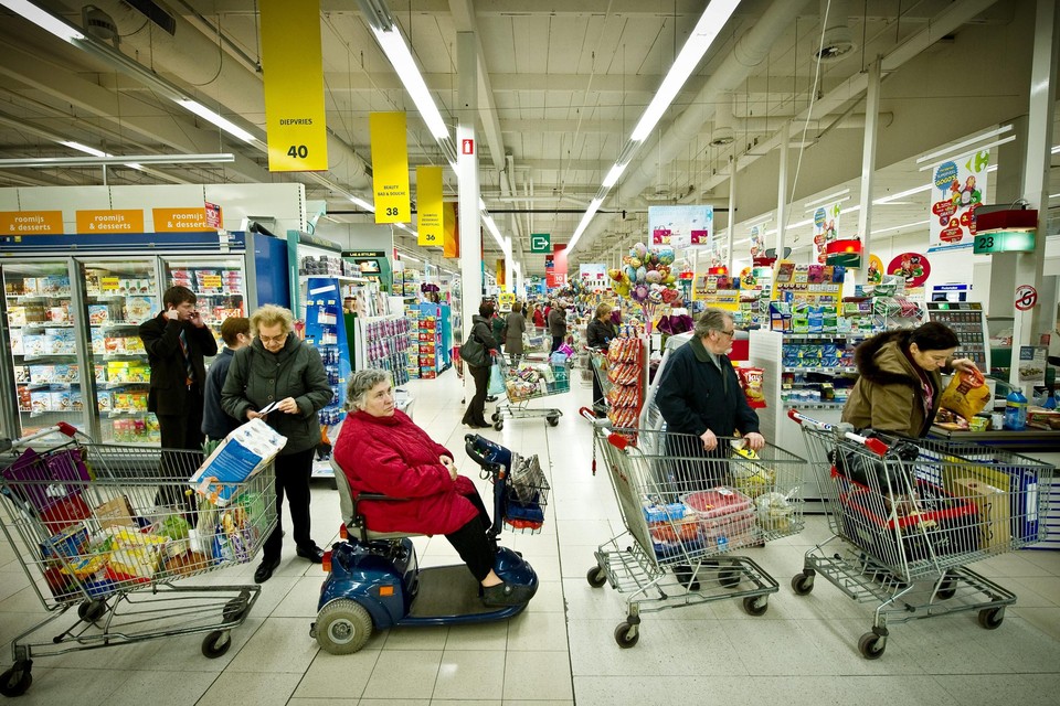 Consumenten houden de hand op de knip, supermarkten zien hun handelsvolume terugvallen., 