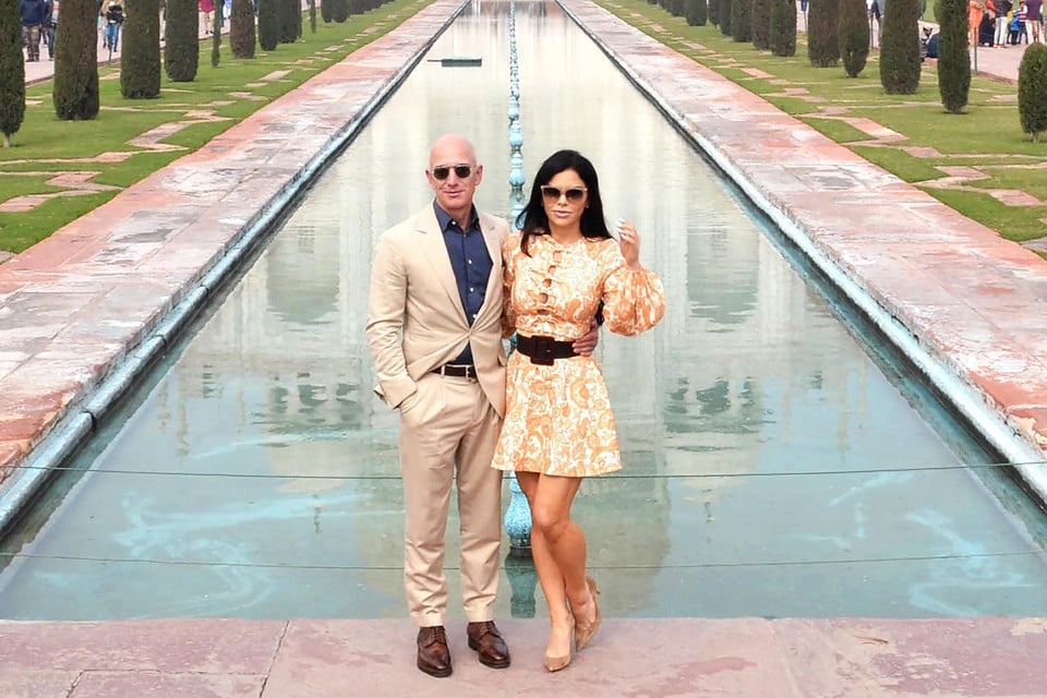 Jeff Bezos en zijn vriendin Lauren Sanchez aan de Taj Mahal.  