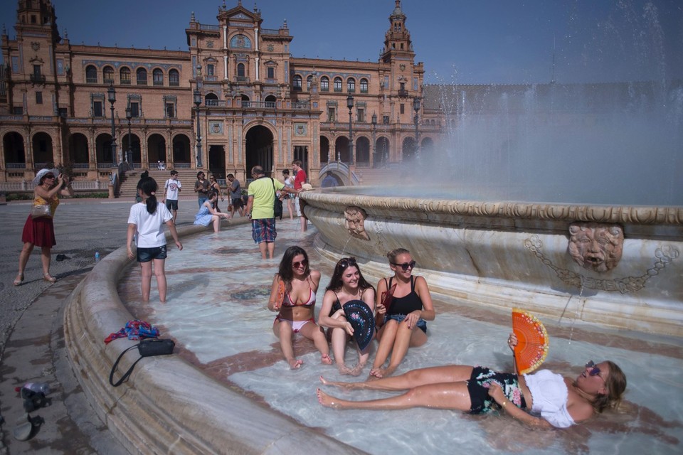 In Sevilla zoeken mensen verkoeling in de fonteinen. Het voorbije weekend klom het kwik er naar een verschroeiende 42 graden. 