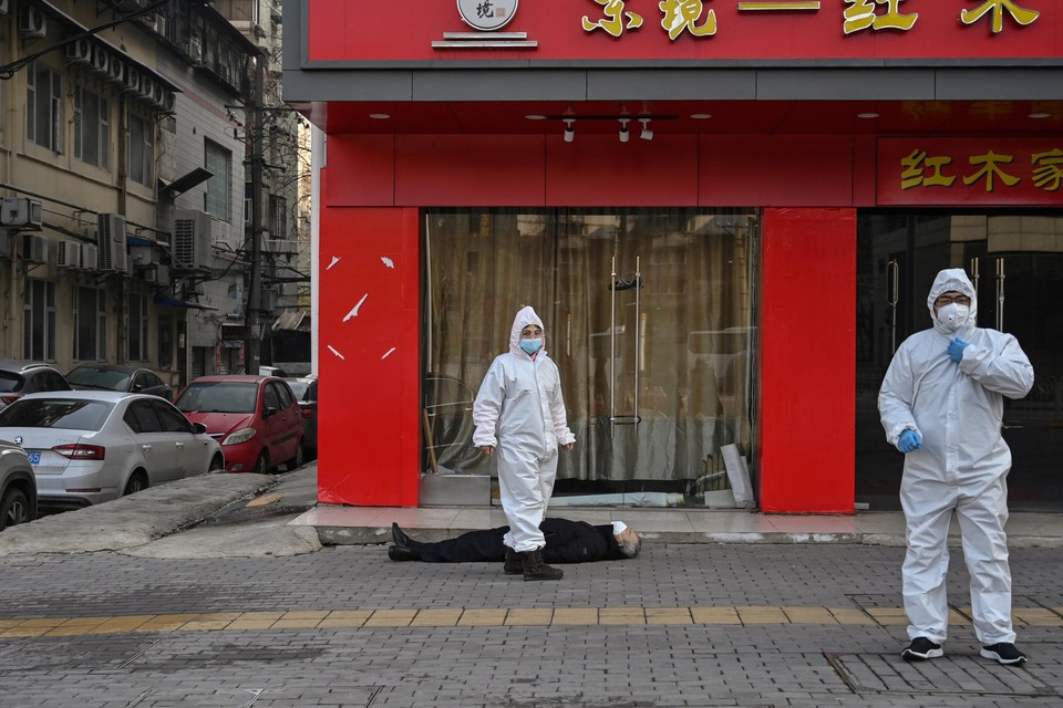 In januari van dit jaar werden wereldwijd  vreemde beelden verspreid van mensen die in de straten van Wuhan plots neervielen. Door corona zo bleek later. 