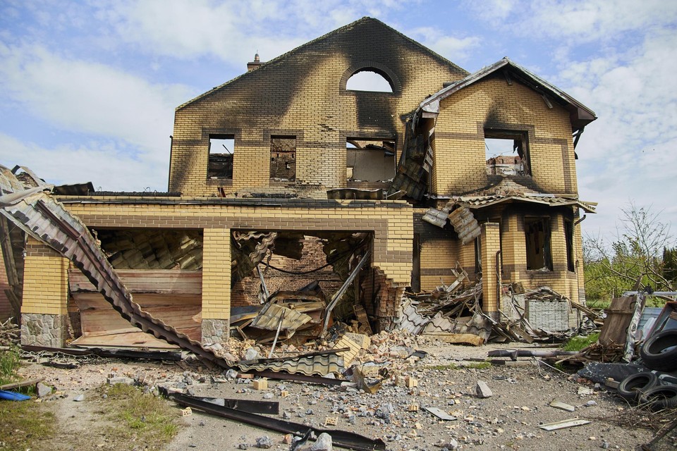 Tsyrkuny, waar de man woont, is zwaar belegerd door de Russen. De vernielingen aan dit huis illustreren dat. 