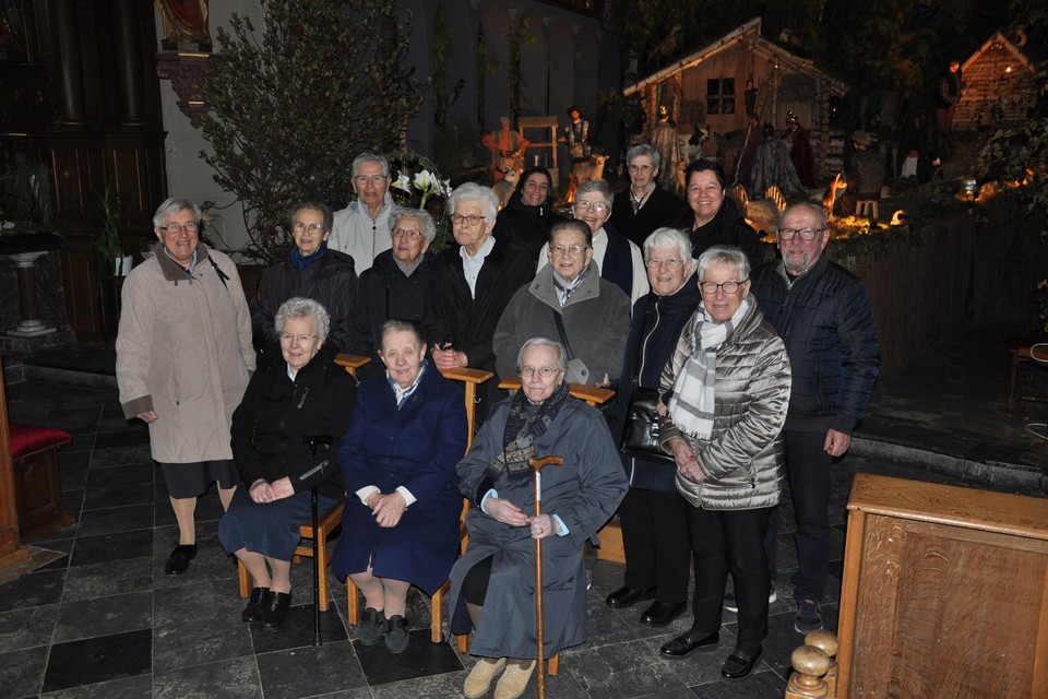 De zusters van Kindsheid Jesu Hasselt bezochten de kerstgroep  in Sint-Martens-Voeren.