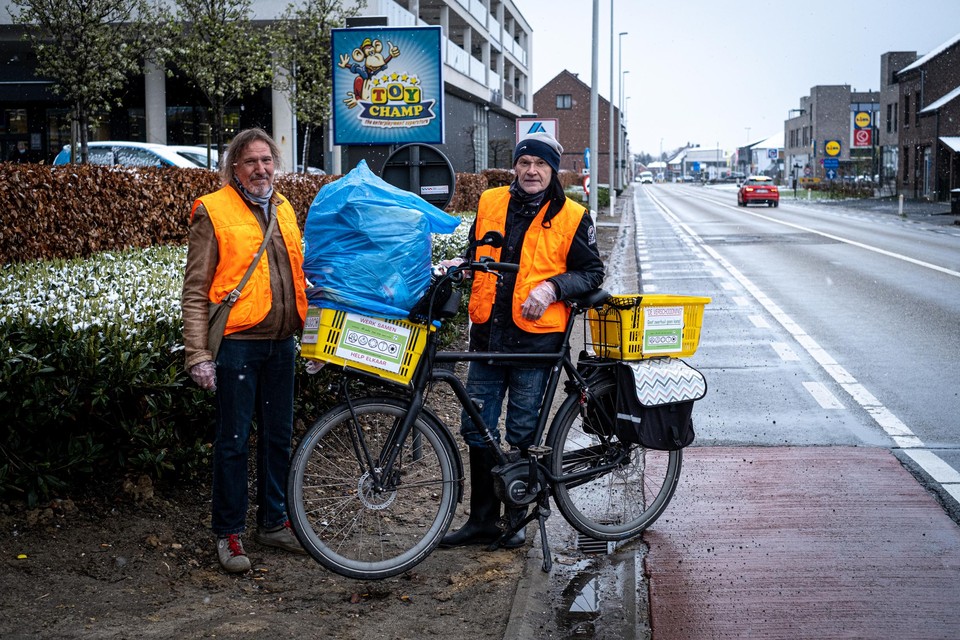 Elke ochtend trekken Peter en Ray er met de fiets op uit om afval te verzamelen in Bilzen. Hun dagelijkse buit: vier tot zes volle vuilniszakken.   