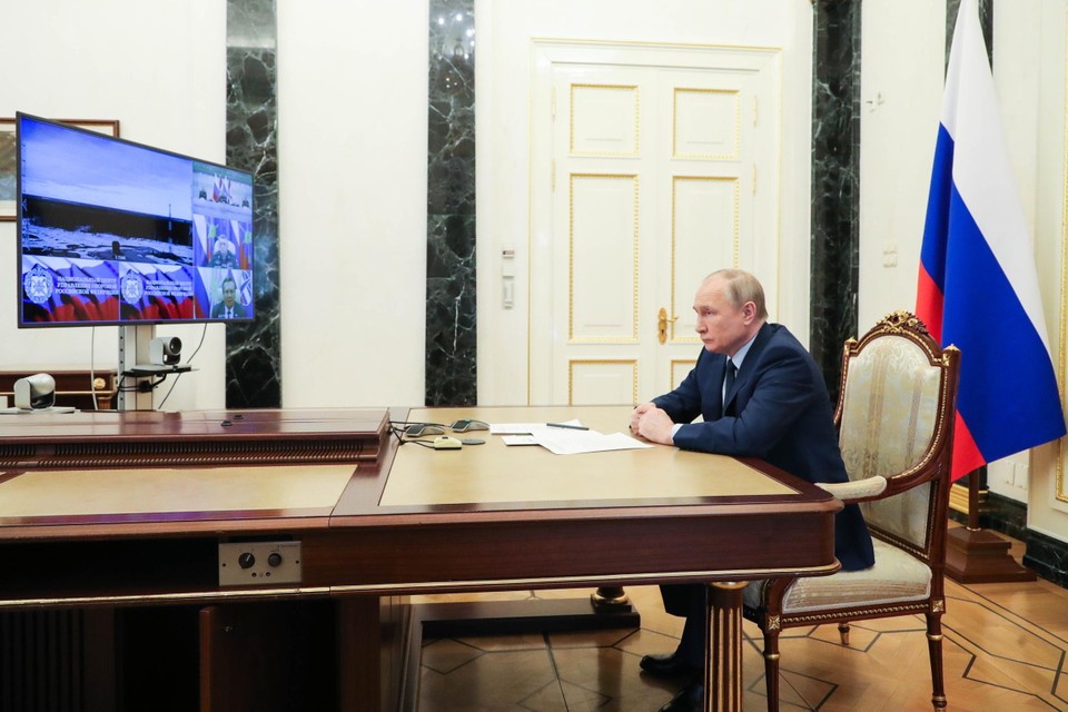 President Vladimir Poetin feliciteert zijn ministerie van Defensie voor de succesvolle rakettest in april. 