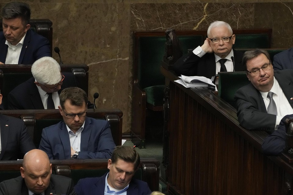 Het Poolse Europarlementslid Roza Thun noemt de nieuwe Poolse wet ‘een wanhopige poging van Jaroslaw Kaczynski (rechtsboven) om politieke rivalen te elimineren’.
