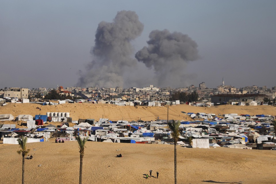 Rookwolken na een Israëlisch bombardement op Rafah maandag.
