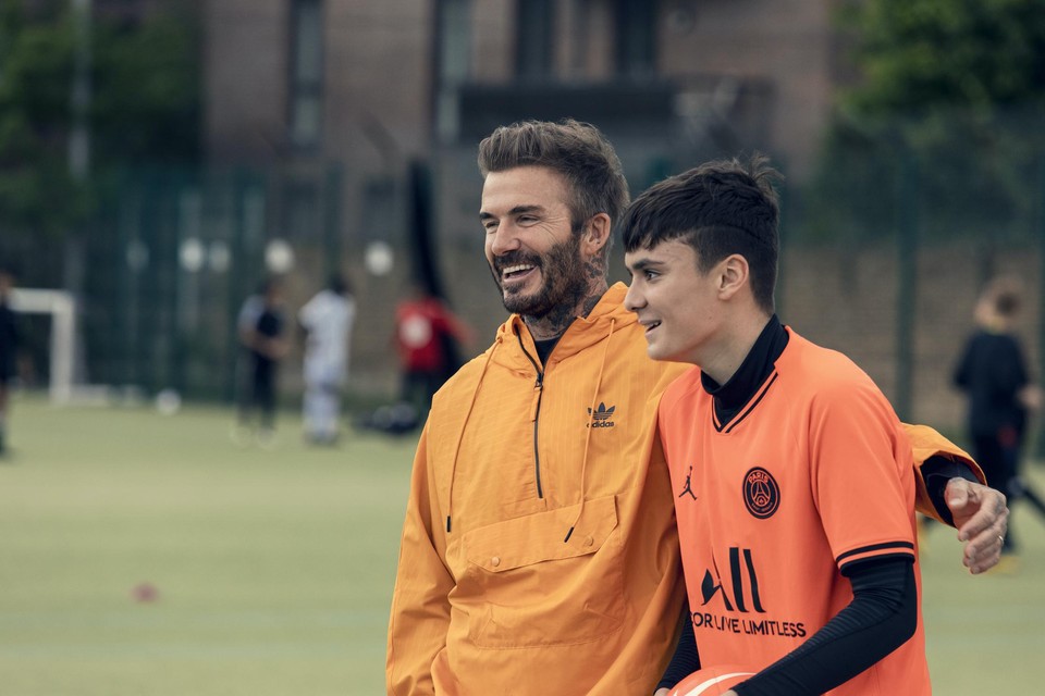 Voormalig voetbalkampioen David Beck­ham keert in de docureeks ‘Save our Squad’ terug naar Oost-Londen, waar hij zijn eerste stappen op het veld zette.  