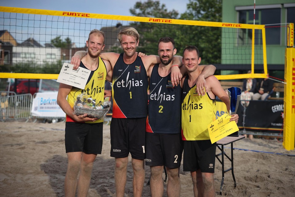 Martijn Colson en Yentl Van der Aa (geel shirt) winnen van Mathias Blondeel en Jeroen Oprins. 