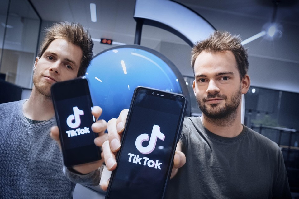 “Tussen alle dansjes en trends op TikTok door, kunnen we jongeren meenemen in de actualiteit”, zeggen onze TikTok-reporters Arnaut Van Vlierden (links) en Sam Hayen.  