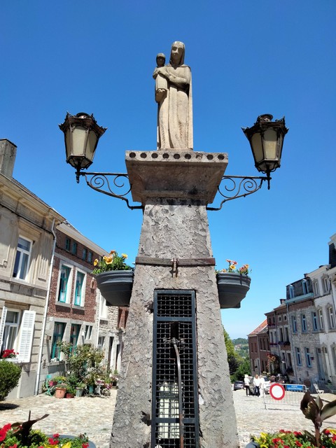 De fontein van de maagd, met Maria en de kleine Jezus die over de Place Saint-Georges heen kijken. 