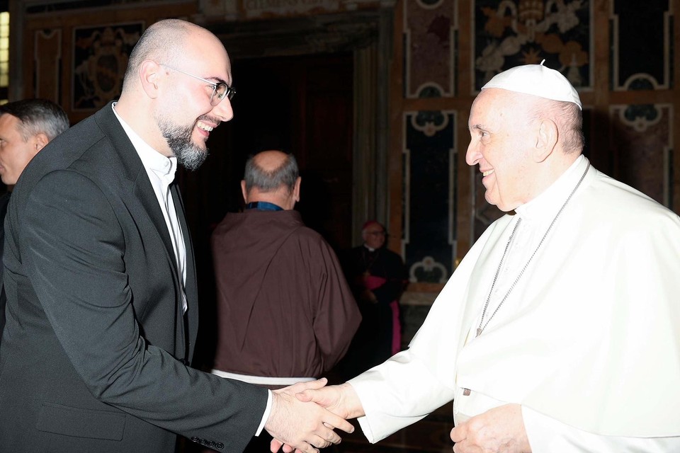 Gianluca Loperfido, een Genkse priester in opleiding, groet paus Franciscus na zijn vertolking van ‘Marina’. “De ontmoeting was heel emotioneel. In zijn lach zie ik Jezus.” 