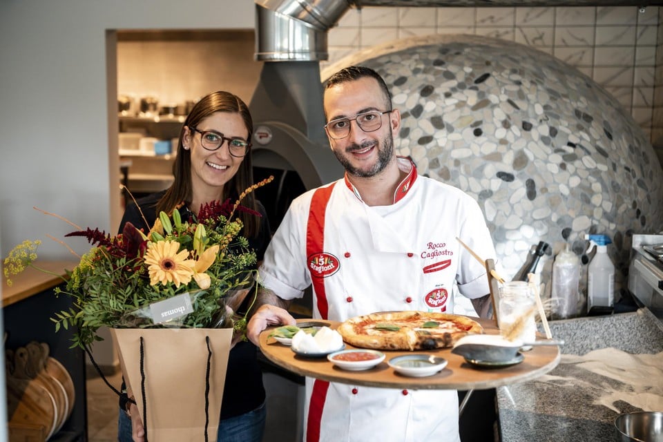 Genkenaar Rocco Cagliostro, hier naast zijn vrouw Stefania Di Biase, was hét stemmenkanon van onze grote pizzawedstrijd, maar veroverde ook het hart van onze jury.  