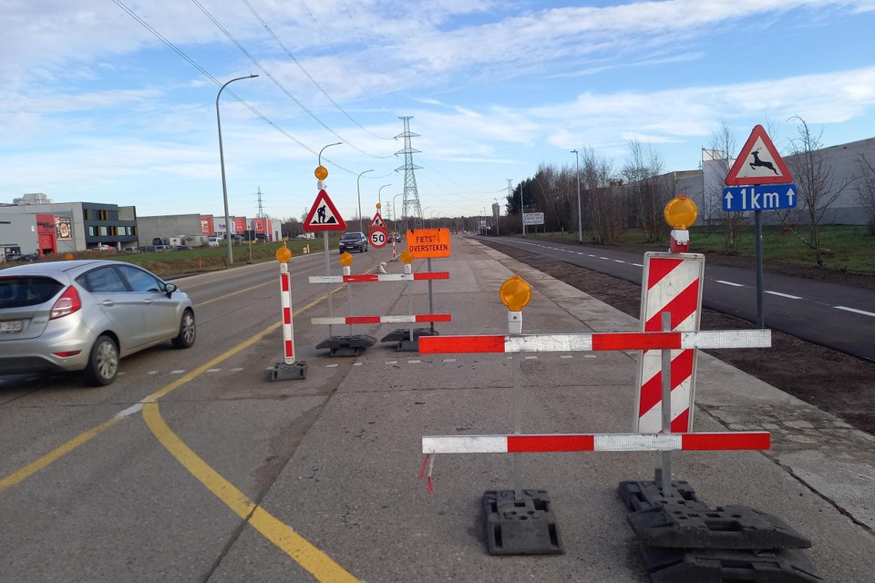 Deze week start AWV met de bouw van vijf beveiligde oversteekplaatsen op de Taunusweg in Bilzen. 