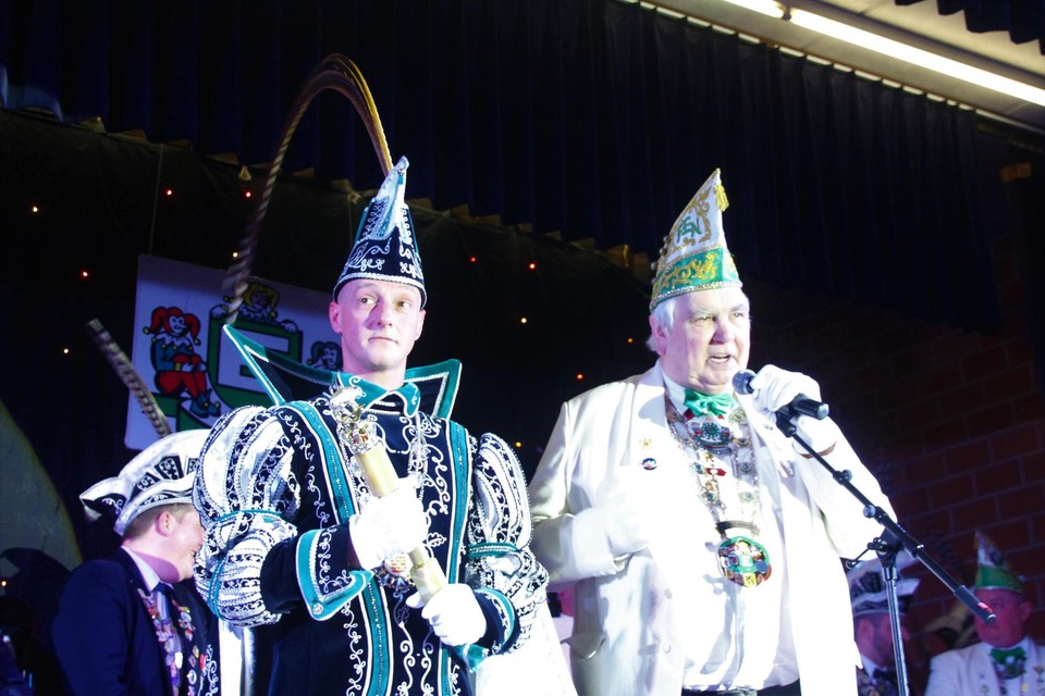 Kristof I (links) rekent erop dat de carnavalsstoet in Meeuwen in 2023 eindelijk mag uittrekken.  