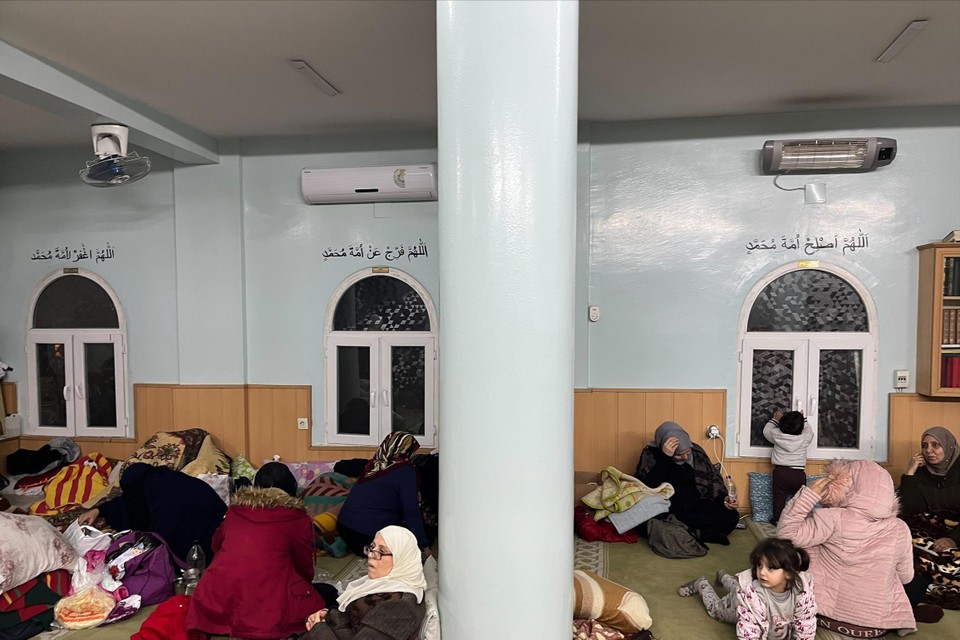 In de moskee in Sanliurfa kunnen 200 mensen terecht. Hier is het wel warm, én veilig.