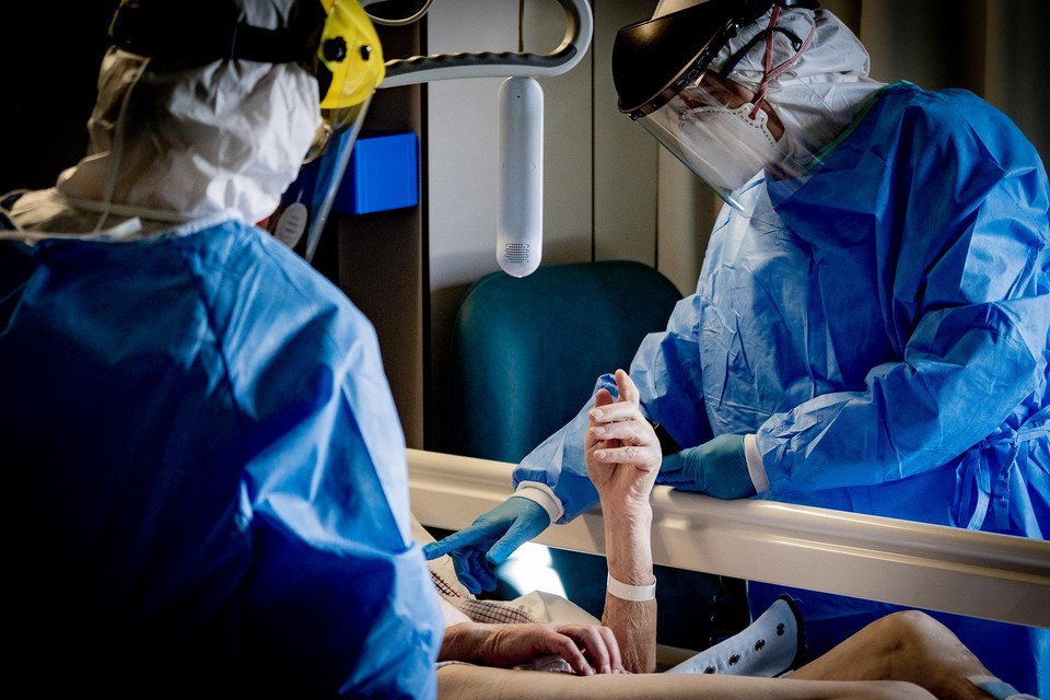 Dokters ingepakt als marsmannetjes bij een covid-patiënt. Woordvoerster Karlien Wouters van het UZ Gent: “We geven er de voorkeur aan dat zorgverleners niet in quarantaine gaan, tenzij een gezinslid besmet is.” 